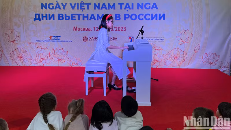 La danse « Cô ba Sài Gon » (Mademoiselle Ba de Sài Gon). Photo : NDEL.
