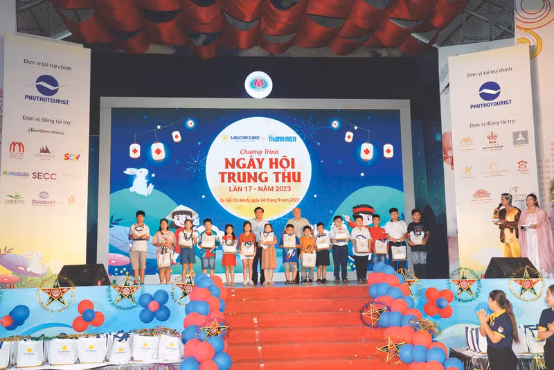 Remise des cadeaux aux enfants à l’occasion de la Fête de la mi-automne 2023. Photo : Saigontourist/CVN