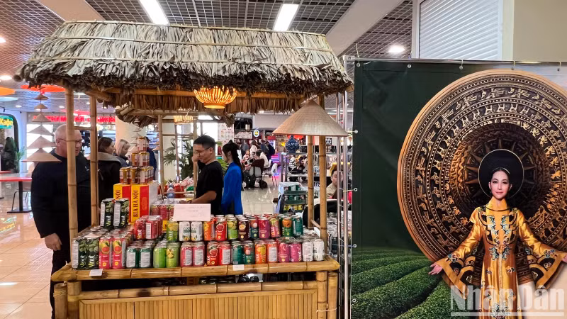 Les propriétaires de stands des produits accueillent toujours chaleureusement les visiteurs. Photo : NDEL.