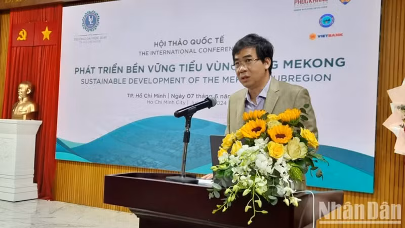 Dr Le Truong Son, recteur de l'Université de droit de Hô Chi Minh-Ville, prend la parole. Photo: NDEL