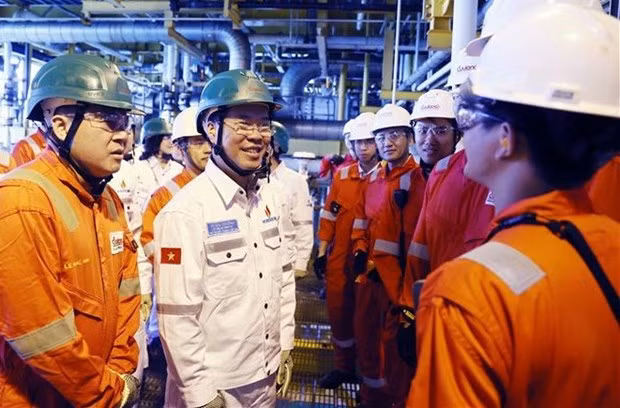 Le Président Vo Van Thuong (au milieu) se rend à la plate-forme centrale de la joint-venture Cuu Long JOC. Photo : VNA.