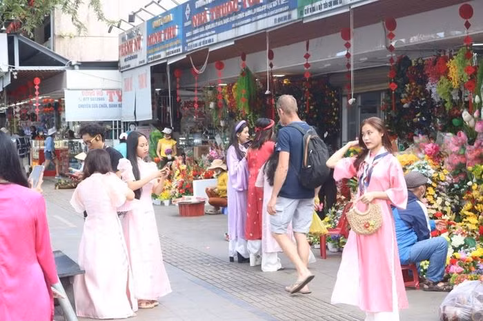 le marché Dong Ba, le marché traditionnel le plus célèbre de Huê, est devenu un point de « check-in » pour les jeunes qui adorent prendre des selfies. Photo: TT&CS