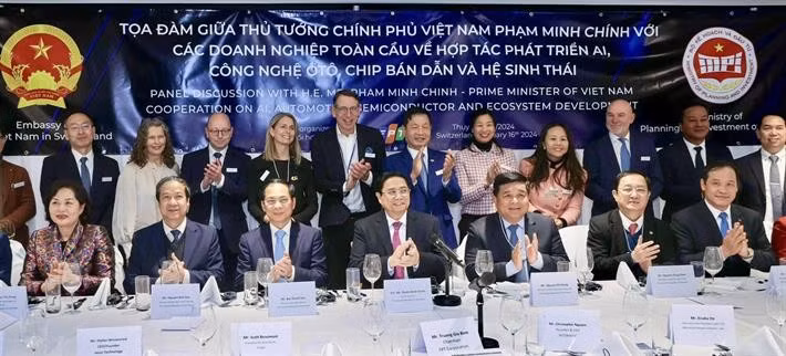 Lors de la rencontre entre le Premier ministre vietnamien Pham Minh Chinh et des entreprises étrangères sur la coopération dans le développement de l'IA, de la technologie automobile, des puces semi-conductrices et des écosystèmes, qui a lieu à Davos, en Suisse, le 16 janvier. Photo: icd.gov.vn