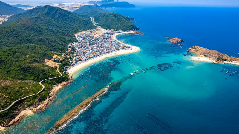 Le mur mystérieux dans la mer de la ville de Quy Nhon. Photo: hanoimoi