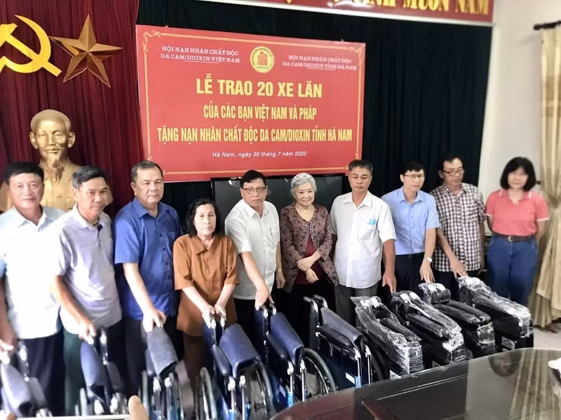 Lors de la cérémonie de remise de 20 fauteuils roulants à 20 victimes de l’Agent orange à mobilité réduite. Photo: thoidai