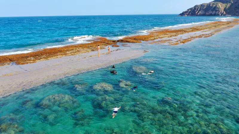L'eau environnante n'est pas trop profonde, mais claire, invitant les visiteurs à la plongée. Photo: hanoimoi