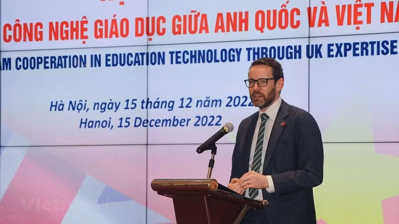 L’ambassadeur du Royaume-Uni au Vietnam, Iain Flew, prend la parole. Photo: VNA