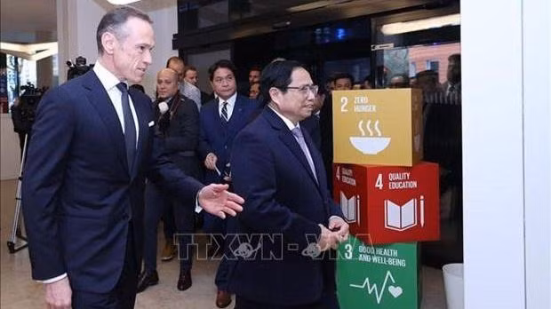 Le Premier ministre Pham Minh Chinh visite la Bourse de Luxembourg (LuxSE). Photo : VNA.