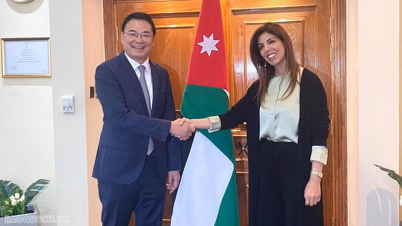 Le vice-ministre des Affaires étrangères Pham Quang Hieu (à gauche) et la ministre jordanienne des Affaires étrangères et des Expatriés, Leena Al-Hadid. Photo: baoquocte.vn