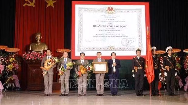 Remise de l’Ordre du Travail de première classe au district de Truong Sa. Photo: VNA