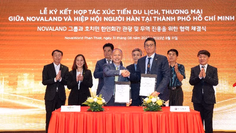 Lors de la cérémonie de signature d'un protocole d'accord sur la coopération et la promotion du tourisme et du commerce entre le Groupe Novaland et le Bureau de représentation de l'Administration nationale vietnamienne du tourisme en République de Corée et l'Association des Sud-coréens au Vietnam. Photo: NDEL