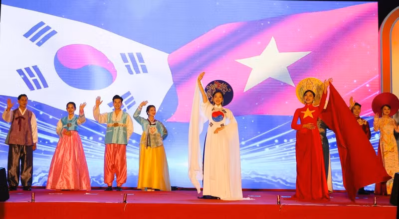 Spectacle de costume traditionnel Vietnam - République de Corée, le 7 septembre à Dà Nang. Photo : Lê Lâm/VNA/CVN. 
