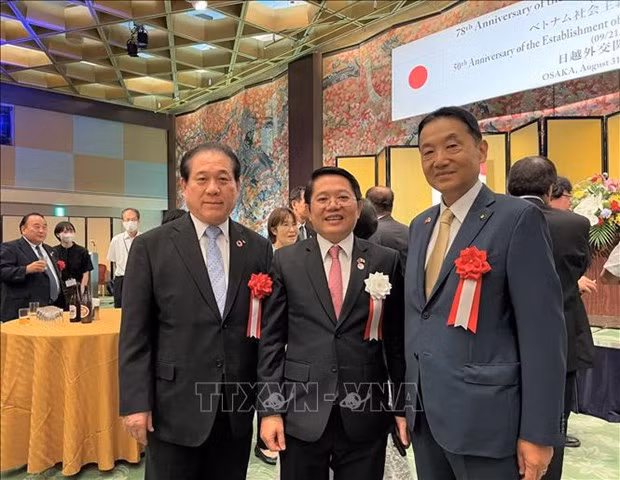 Le consul général du Vietnam à Osaka, Ngô Trinh Hà (au centre) et des invités. Photo : VNA.