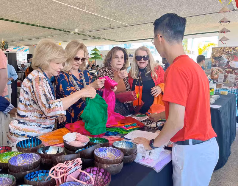 Les produits originaux et créatifs d’artisans vietnamiens impressionnent les visiteurs, surtout les femmes. Photo : baoquocte Les produits originaux et créatifs d’artisans vietnamiens impressionnent les visiteurs, surtout les femmes. Photo : baoquocte