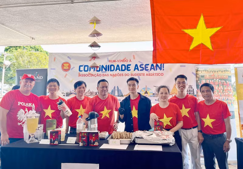 Au stand des produits vietnamiens, les visiteurs peuvent choisir des produits originaux et créatifs d’artisans vietnamiens. Photo : baoquocte Au stand des produits vietnamiens, les visiteurs peuvent choisir des produits originaux et créatifs d’artisans vietnamiens. Photo : baoquocte