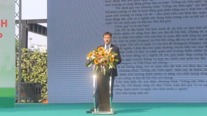 Baloghdi Tibor, ambassadeur de Hongrie au Vietnam, prend la parole lors de la cérémonie de lancement d’un programme intitulé « Planter des arbres d’amitié 2023 ». Photo: thoidai
