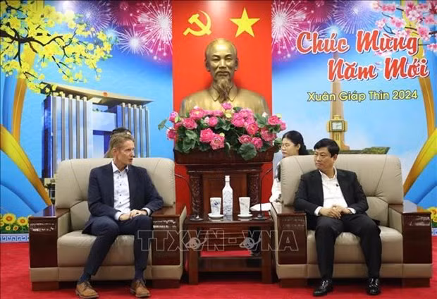 Le président du Comité populaire de la province de Binh Duong, Vo Van Minh, (à droite) et Preben Elnef, vice-président du groupe LEGO et directeur général de LEGO Manufacturing Vietnam. Photo : VNA