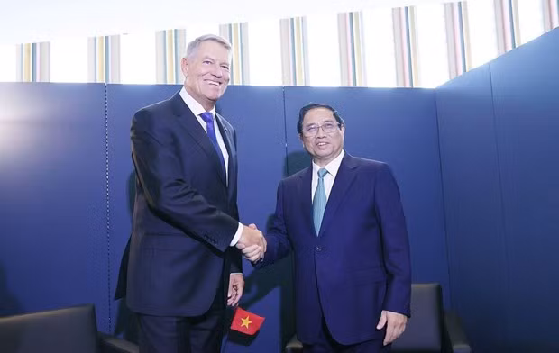 Le Premier ministre Pham Minh Chinh rencontre le président roumain Klaus Iohannis au siège des Nations unies à New York (États-Unis). Photo : VNA