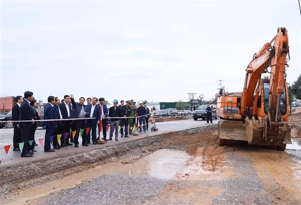 Le Premier ministre Pham Minh Chinh inspecte des ouvrages clés de Hai Duong. Photo : VNA.