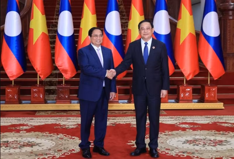 Le Premier ministre Pham Minh Chinh (gauche) et son homologue lao Sonexay Siphandone. Photo: VNA