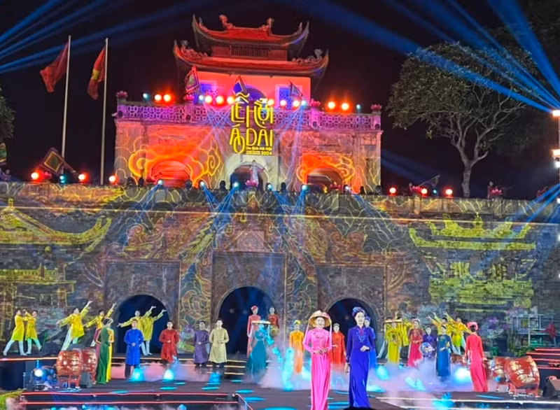 La quintessence de l’ao dai converge à la Citadelle de Thang Long. Photo: NDEL