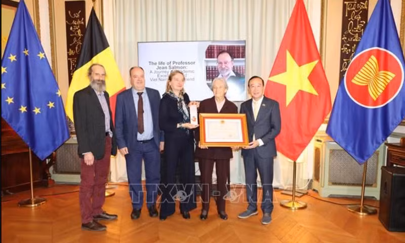 L’Ambassadeur du Vietnam en Belgique, Nguyên Van Thao, remet l'Ordre de l’Amitié de l’État vietnamien au défunt Professeur Jean Salmon à sa famille. Photo : VNA.