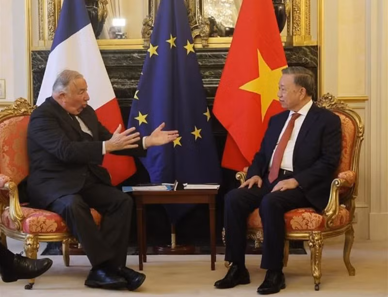 Le secrétaire général du Parti communiste du Vietnam et président de la République, Tô Lâm, (gauche) et le président du Sénat français, Gérard Larcher, à Paris. Photo : VNA.