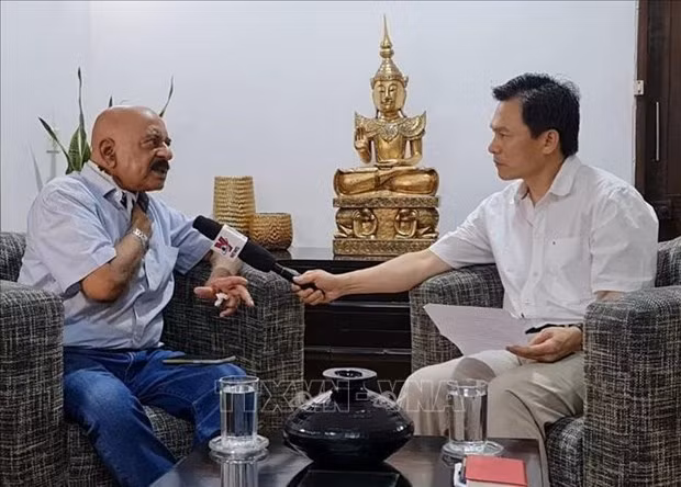 L'ancien conseiller adjoint indien à la sécurité nationale, SD Pradhan (à gauche), dans une interview accordée à l’Agence vietnamienne d’Information (VNA). Photo : VNA.