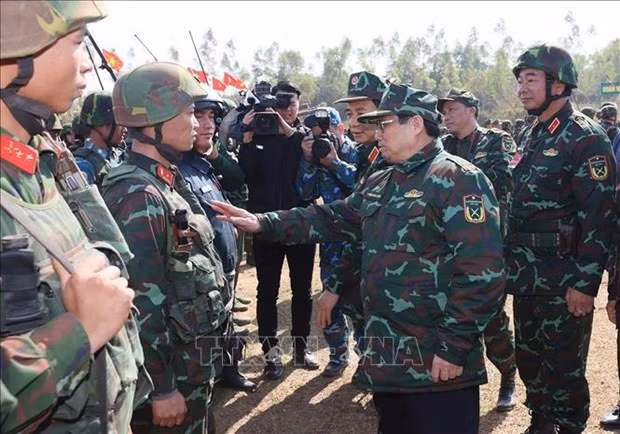 Le Premier ministre assiste à un exercice tactique militaire de tir réel du 12e corps d'armée. Photo : VNA.
