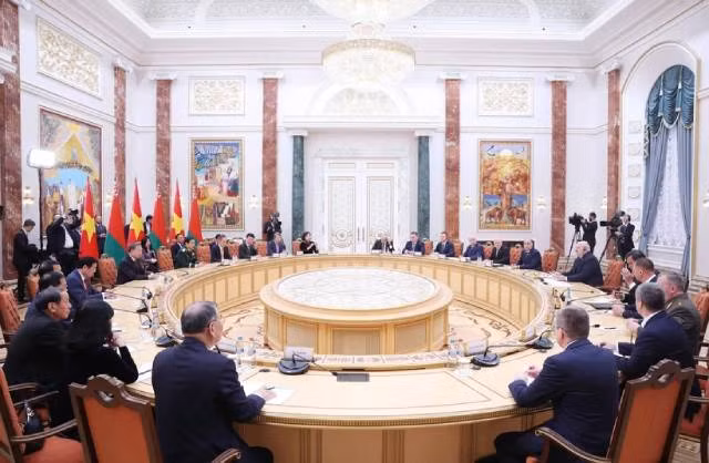 Entretien entre le secrétaire général du Parti communiste du Vietnam, Tô Lâm et le président biélorusse Alexandre Loukachenko, à Minks, le 12 mai. Photo: VNA