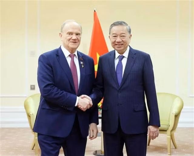 Le secrétaire général du Comité central (CC) du Parti communiste du Vietnam (PCV), To Lam (à droite), rencontre Gennady Zyuganov, président du Parti communiste de la Fédération de Russie. Photo : VNA.