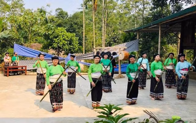 Des villages comme Nang Cat, Ma, Hieu, But, Son Ba Muoi ont su conserver la beauté culturelle de l’ethnie Thai, devenant des destinations attrayantes. Photo : vneconomy.vn