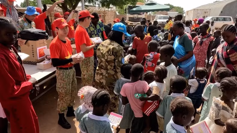 Les enfants d’Abyei ont pu se plonger dans une ambiance festive grâce aux chansons dirigées par les membres de l’Unité du génie no 3. Photo : nhandan.vn Les enfants d’Abyei ont pu se plonger dans une ambiance festive grâce aux chansons dirigées par les membres de l’Unité du génie no 3. Photo : nhandan.vn
