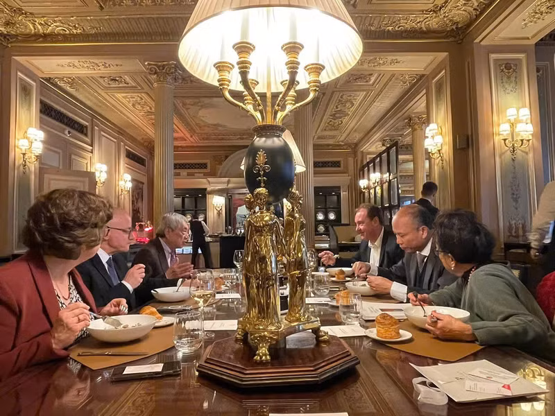 L’Ambassadeur du Vietnam en France, M. Dinh Toan Thang, a partagé un repas convivial avec M. Co Minh Duc, Secrétaire général de l’AFS, afin d’échanger sur un projet de soutien au développement du sport vietnamien. Photo : AFS.
