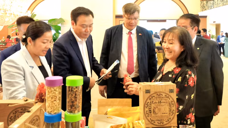 Des entrepreneurs sud-coréens ont visité et découvert les produits agricoles de Lam Dong. Photo : baolamdong.vn