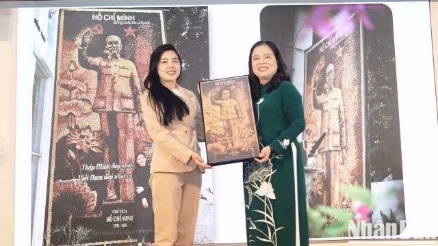 À travers cette œuvre, l’artiste souhaite exprimer son affection et sa profonde gratitude envers le Président Hô Chi Minh – le grand dirigeant vénéré de la nation. Photo : nhandan.vn
