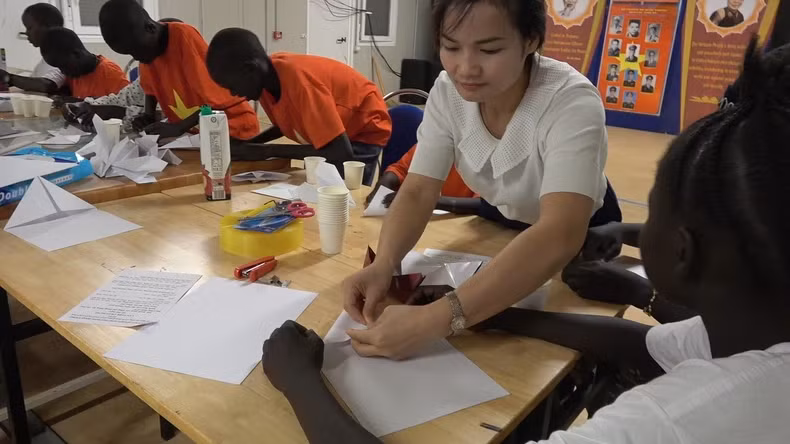 Les membres de l'Unité du dénie n°3 ont guidé les enfants dans la fabrication de jouets à partir de matériaux recyclés. Photo : nhandan.vn Les membres de l'Unité du dénie n°3 ont guidé les enfants dans la fabrication de jouets à partir de matériaux recyclés. Photo : nhandan.vn