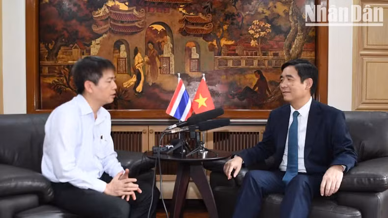 L'ambassadeur du Vietnam en Thaïlande, Pham Viet Hung (à droite), accorde une interview au correspondant permanent du Journal Nhân Dân en Thaïlande. Photo : nhandan.vn