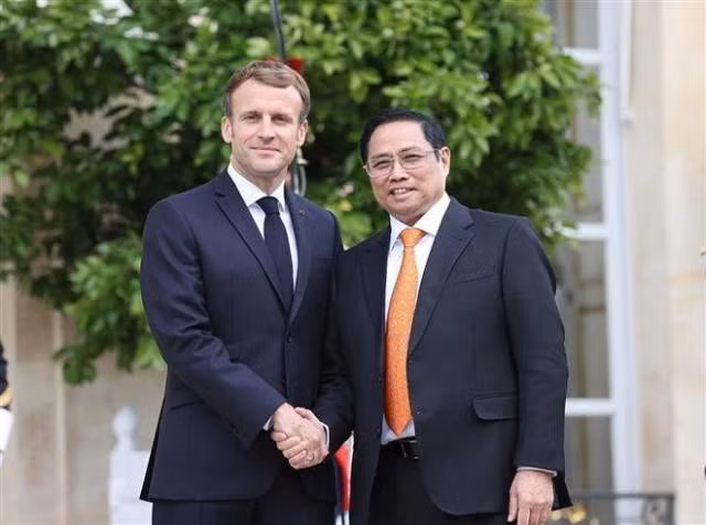 Le Premier ministre Pham Minh Chinh (à droite) et le président français Emmanuel Macron, le 4 novembre 2021, à Paris. Photo : VNA. Le Premier ministre Pham Minh Chinh (à droite) et le président français Emmanuel Macron, le 4 novembre 2021, à Paris. Photo : VNA.
