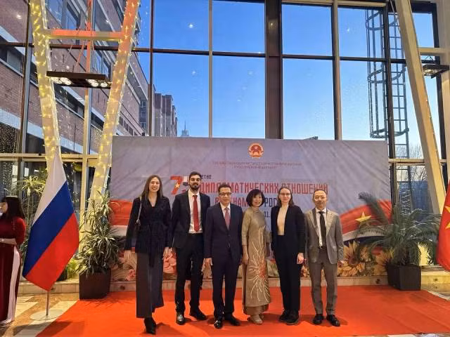 L’ambassadeur Dang Minh Khoi et son épouse (au centre), le conseiller commercial Duong Hoang Minh (tout à droite), ainsi que des entrepreneurs russes, lors de la célébration du 75e anniversaire de l’établissement des relations diplomatiques Vietnam–Russie, en mars 2025. Photo : baoquocte.vn