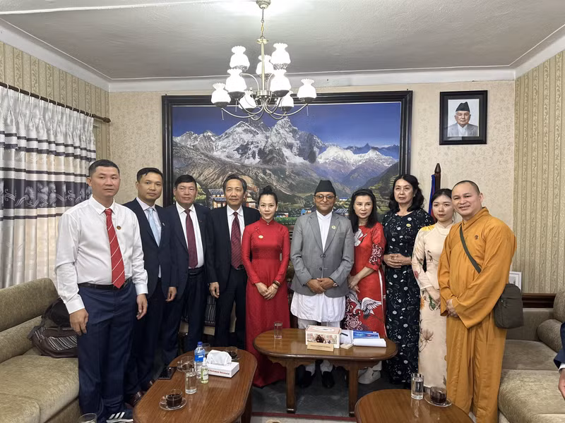 Le président de l'Assemblée nationale du Népal, M. Ganesh Prasad Timilsina (5e à partir de la droite), pose pour une photo souvenir avec la délégation de l’Association d’Amitié Vietnam - Népal, le 8 mai 2023. Photo : baoquocte.vn