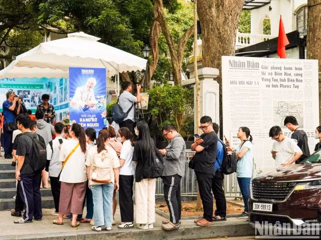 De longues files d’attente de visiteurs se sont formées pour découvrir l’exposition. Photo : nhandan.vn De longues files d’attente de visiteurs se sont formées pour découvrir l’exposition. Photo : nhandan.vn