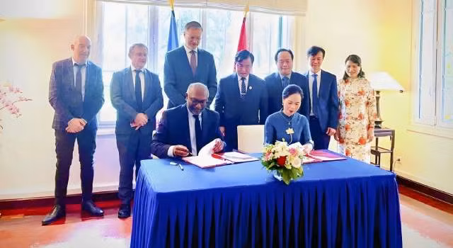 Les responsables du Musée de la Victoire de Dien Bien Phu et du Mémorial de Caen signe un accord de coopération. Photo : VOV.