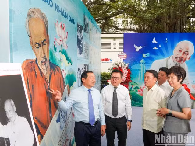 Les délégués visitent l’espace d’exposition. Photo : nhandan.vn Les délégués visitent l’espace d’exposition. Photo : nhandan.vn