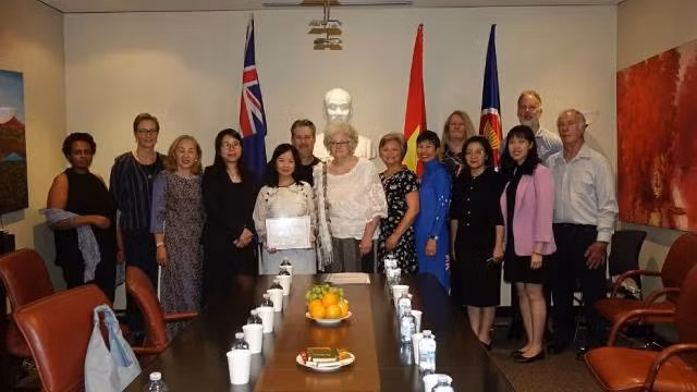 Madame Vo Thi Nhu Mai prend une photo souvenir avec ses proches et ses amis lors de la cérémonie. Photo : baoquocte.vn