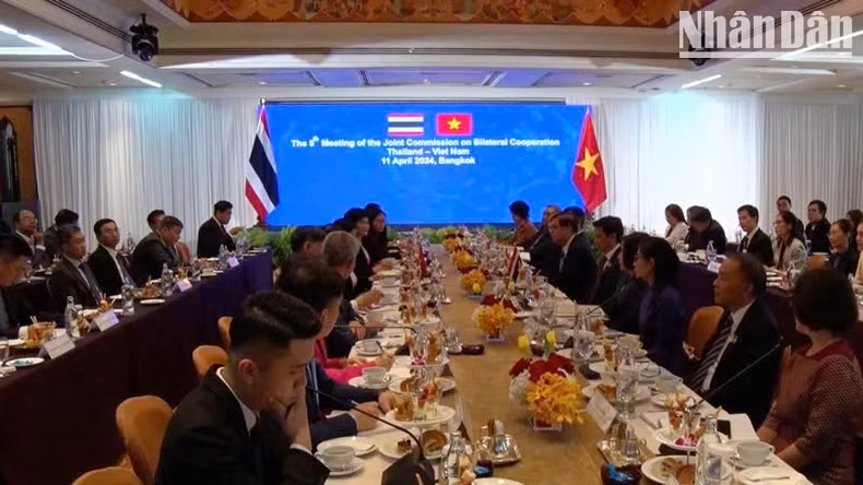 La vue générale de la 5e réunion du Comité mixte de coopération bilatérale Vietnam - Thaïlande. Photo : nhandan.vn La vue générale de la 5e réunion du Comité mixte de coopération bilatérale Vietnam - Thaïlande. Photo : nhandan.vn