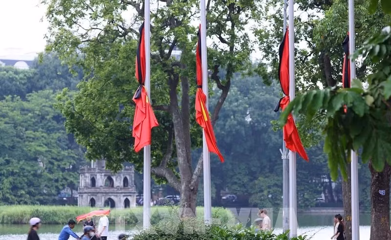La mise en berne des drapeaux et la suspension de toutes les activités de divertissement public pendant deux jours de deuil national en hommage à l’ancien président Tran Duc Luong. Photo : VNA.