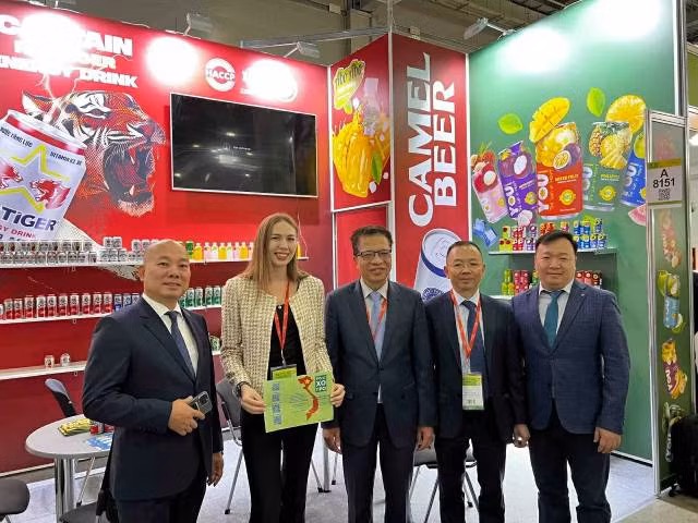 L’ambassadeur Dang Minh Khoi (au centre), Duong Hoang Minh (deuxième à partir de la droite), ainsi que les représentants de la délégation d’entreprises vietnamiennes lors du salon World Food Moscow en septembre 2024. Photo : baoquocte.vn