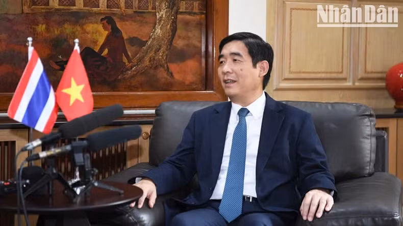 L'ambassadeur du Vietnam en Thaïlande, Pham Viet Hung lors de l'interview. Photo: nhandan.vn L'ambassadeur du Vietnam en Thaïlande, Pham Viet Hung lors de l'interview. Photo: nhandan.vn