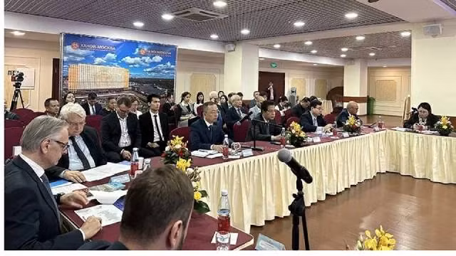 La conférence internationale « Exploiter le potentiel de la ligne ferroviaire internationale Vietnam - Chine - Russie », organisée par l’Ambassade du Vietnam en Russie en novembre 2023. Photo : baoquocte.vn